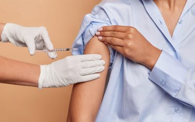 Biólogos de Curitiba poderão tomar 2º reforço da vacina anticovid até quarta-feira (29)